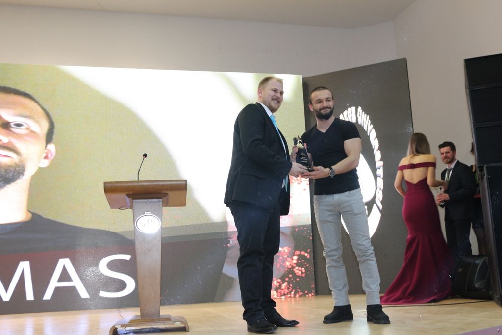 Serbay Interactive Kurucu ortağı Görkem Özdemir, En İyi Vine Fenomeni Aykut Elmas'a ödülünü takdim etti.