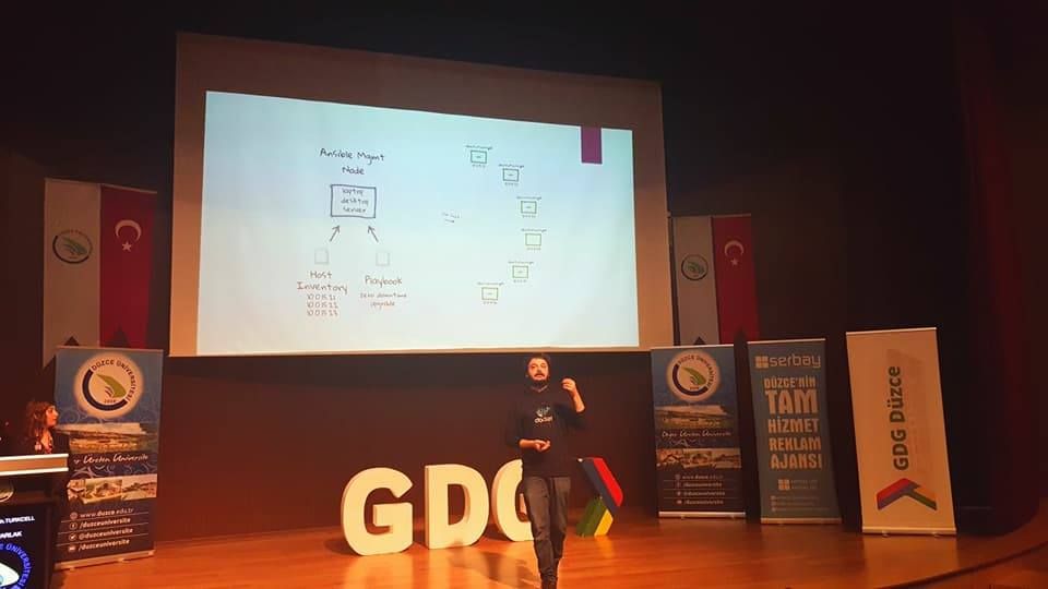 Turkcell DevOps Mühendisi Takım Lideri Deniz Parlak Gdg Düzce etkinliğinde bilgi aktarımında bulunuyor.